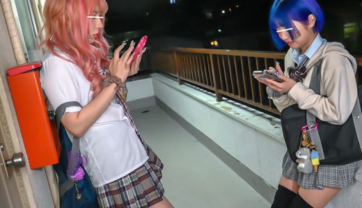 ギャル女子○生のたまり場と化したボクの部屋でギャルたちと川の字数珠つなぎFUCK！ボクの部屋をたまり場として利用しているギャルたちはボクを男として意識していないので余裕でお泊り！一緒に川の字で寝てると寝相が超悪く服がかなりはだけて派手な下着が見えたり…