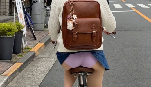★自転車ルール改正に興味津々！パンツが見えちゃってる女性💘💯